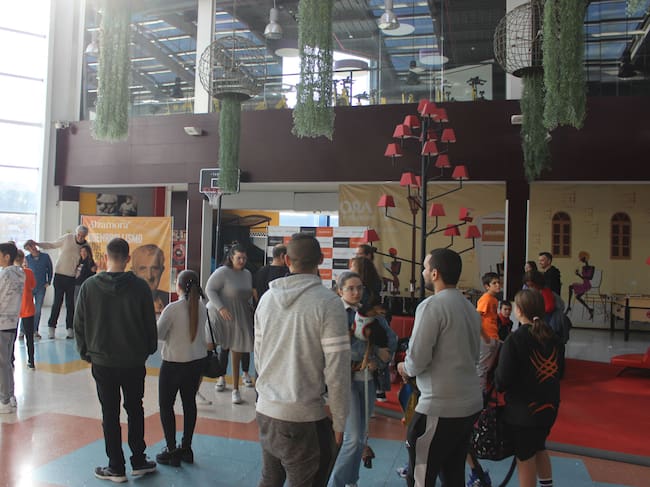Fernando Romay, al fondo de la imagen, en una concurrida planta de ocio del Centro Comercial Alzamora, bromeando con un joven fan