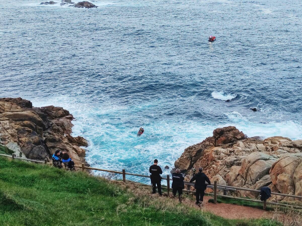 Rescatan el cuerpo de un hombre flotando en el mar en la zona de la Torre de Hércules