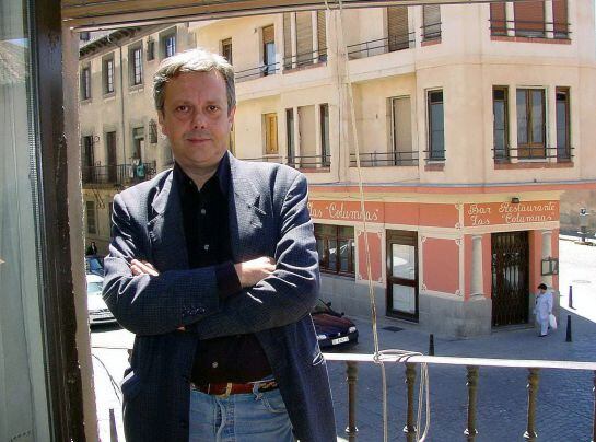 GRA043. MADRID, 21/03/2015.- Fotografía de archivo, tomada el 12 de julio de 2000, del periodista y escritor Moncho Alpuente en una casa próxima a la Plaza Mayor de Segovia, ciudad donde residía largas temporadas y elegida para llevar a cabo su producción