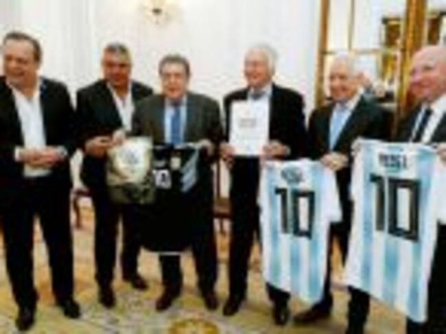 - El ministro de Turismo de Argentina, Gustavo Santos; el presidente de la Asociación de fútbol de Argentina (AFA) Claudio Tapias; el embajador de Argentina Federico Ramón Puerta; el coordinador del programa " Fútbol para Todos", Fernando Marín; el presidente del Club Racing de Avellaneda, Victor Blanco, y el secretario de Deportes de ARgentina, Carlos McAllister de izda a dcha, durante la rueda de prensa ofrecida con motivo del lanzamiento de la postulación conjunta de Argentina, Paraguay y Uruguay para organizar el Mundial de 2030. EFE/Emilio Naranjo