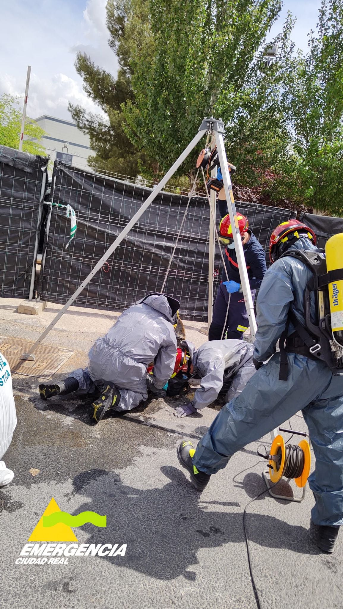 Bomberos de Daimiel durante el rescate de los trabajadores fallecidos, de una arqueta en el polígono industrial de SEPES