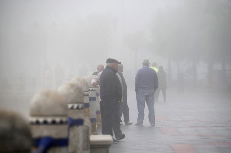 Varias personas en el paseo de la playa del Sardinero, en Santander, donde la intensa niebla ha provocado cancelaciones y desvíos en el aeropuerto Seve Ballesteros.