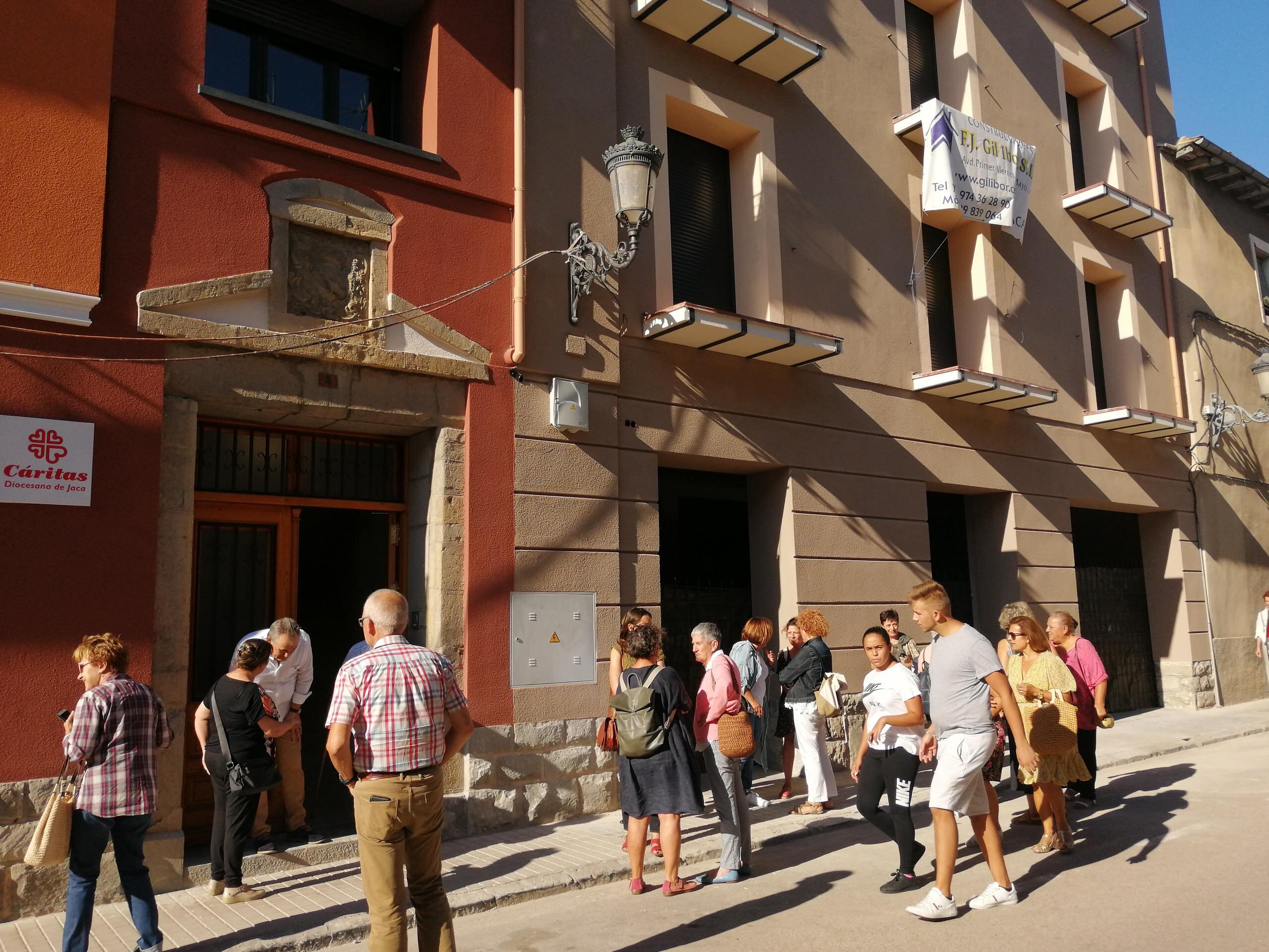 Cientos de jaqueses se acercaban para conocer los nuevos espacios de Cáritas Diocesana Jaca