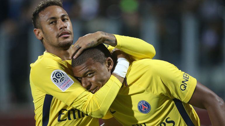 Neymar y Mbappé celebran un gol del PSG.