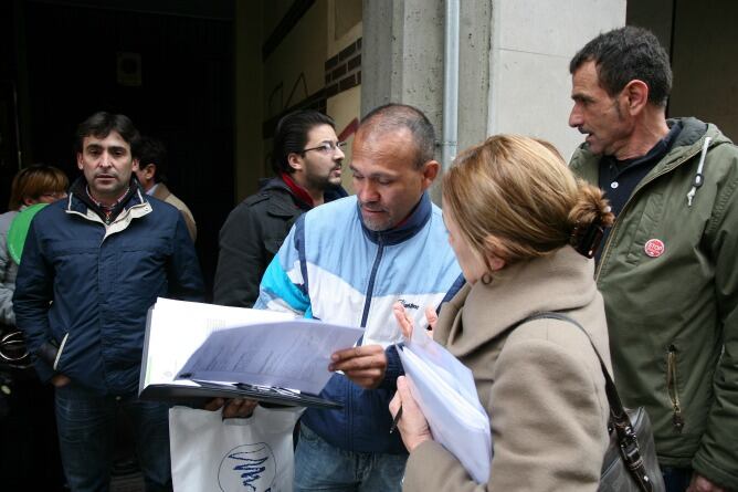 Los expertos del Grupo Stop desahucios facilitan la documentación a los afectados