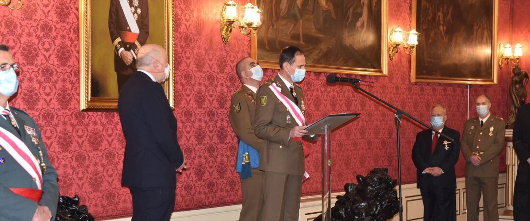 El delegado del Gobierno en Galicia, Javier Losada, y el general Juan Francisco Arrazola Martínez en el acto de celebración de la Pascua Militar 