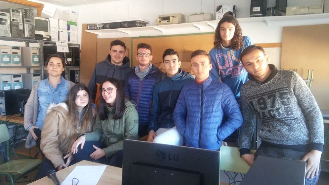 La profesora Almudena Mondéjar junto a los alumnos de FPB. 