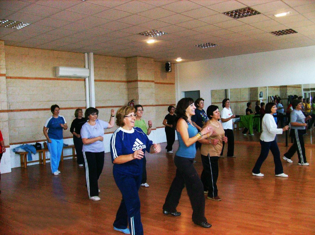 Mayores participan en un curso de gimnasia