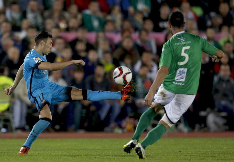 Munir controla el blaón ante Javi Sánchez