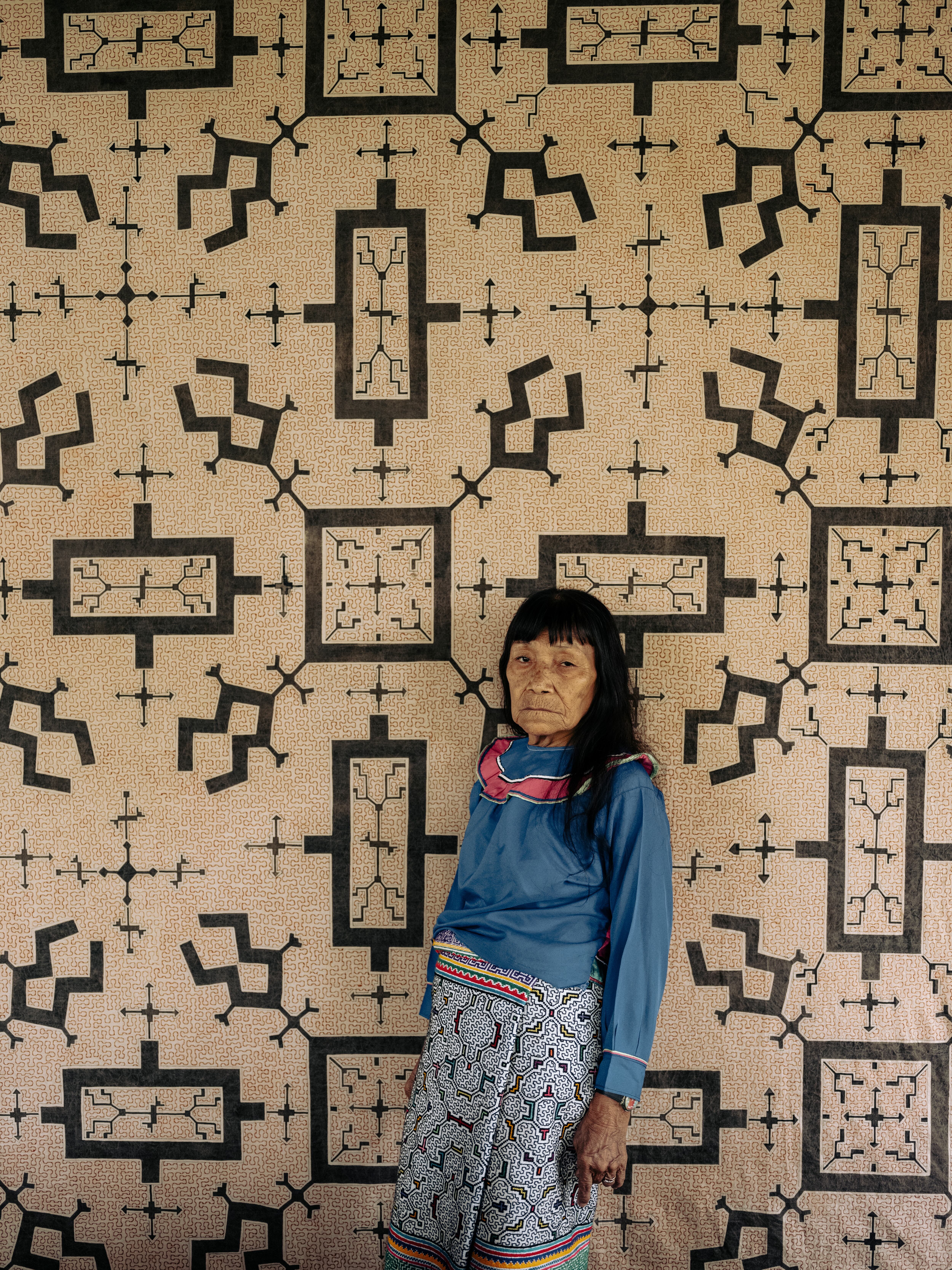 El diseño curatorial de la exposición “Sara Flores. De otros mundos” se centra en el carácter experimental de su práctica, desde patrones geométricos que se manifiestan sobre lienzo de tocuyo, hasta diversos subestilos y formatos.