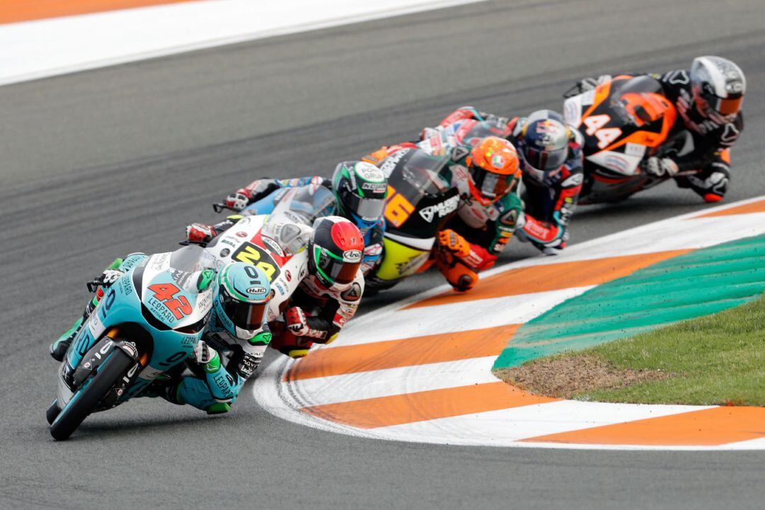 El piloto de Moto 3 , Marcos Ramirez (Leopard Racing), liderando la carrera en el circuito &quot;Ricardo Tormo&quot; de Cheste (Valencia), última prueba del mundial de motociclismo.