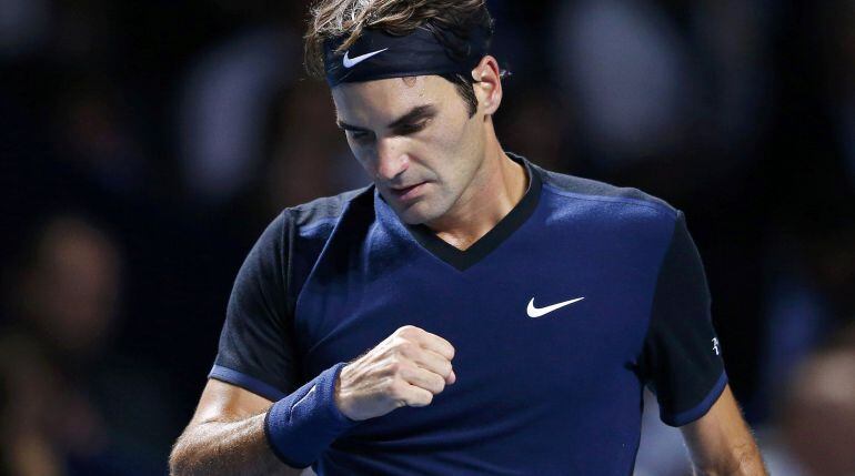 Federer cierra el puño tras ganar el primer set