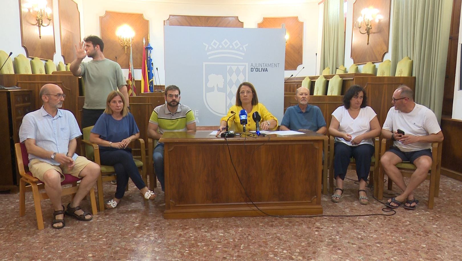 La alcaldesa Pastor, con parte de su gobierno, durante la comparecencia en Oliva