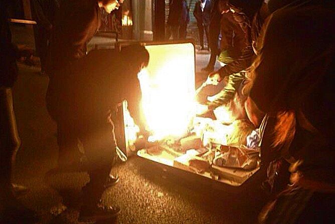 Foc als carrers del barri de Sants de Barcelona per quarta nit consecutiva