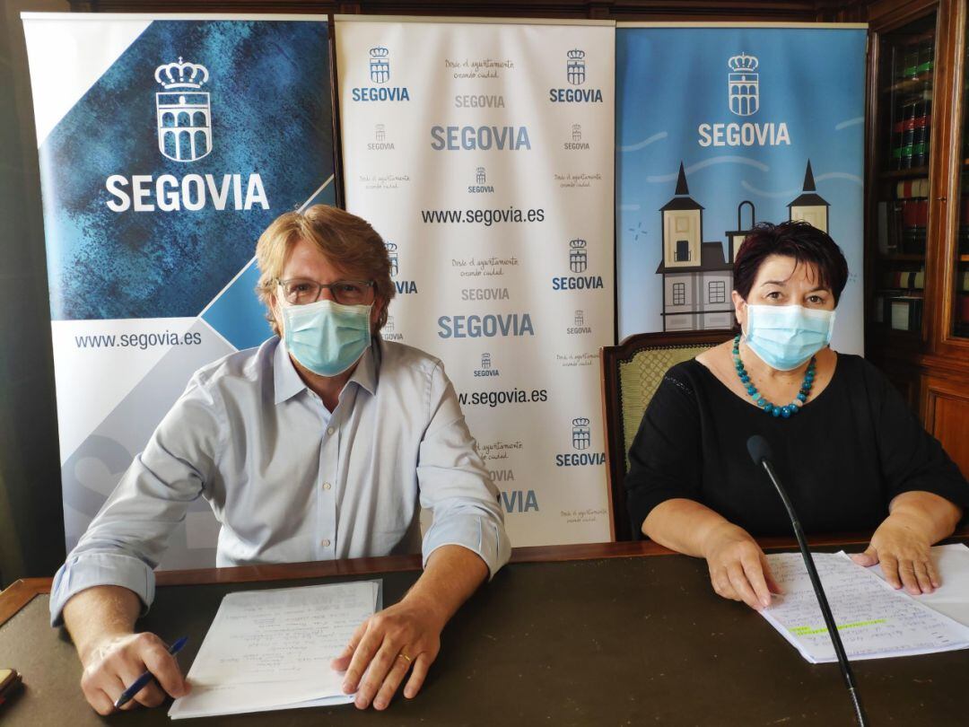 El concejal Jesús Garcia Zamora y Clara Luquero durante la presentación de los bonos comercio