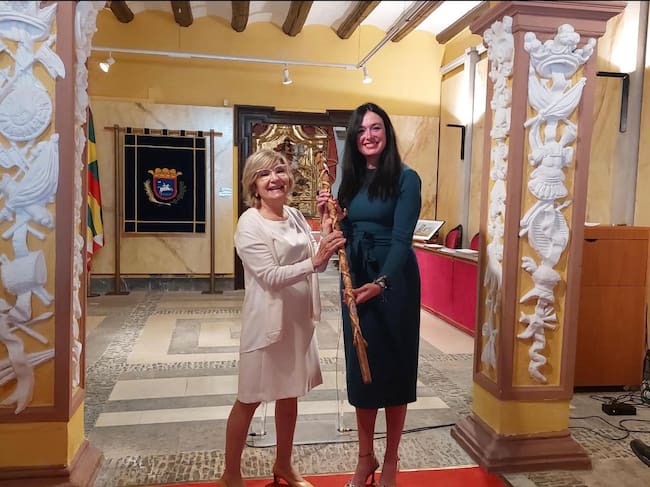 Momento en el que Conchita Puyalto, presidenta de la Asociación, cedió el Bordón a la alcaldesa de Huesca para su custodia