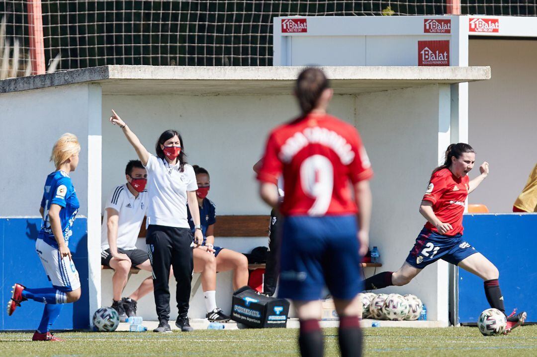 La entrenadora de Osasuna Kakun Mainz dando instrucciones desde el banquillo en un partido anterior en Tajonar 