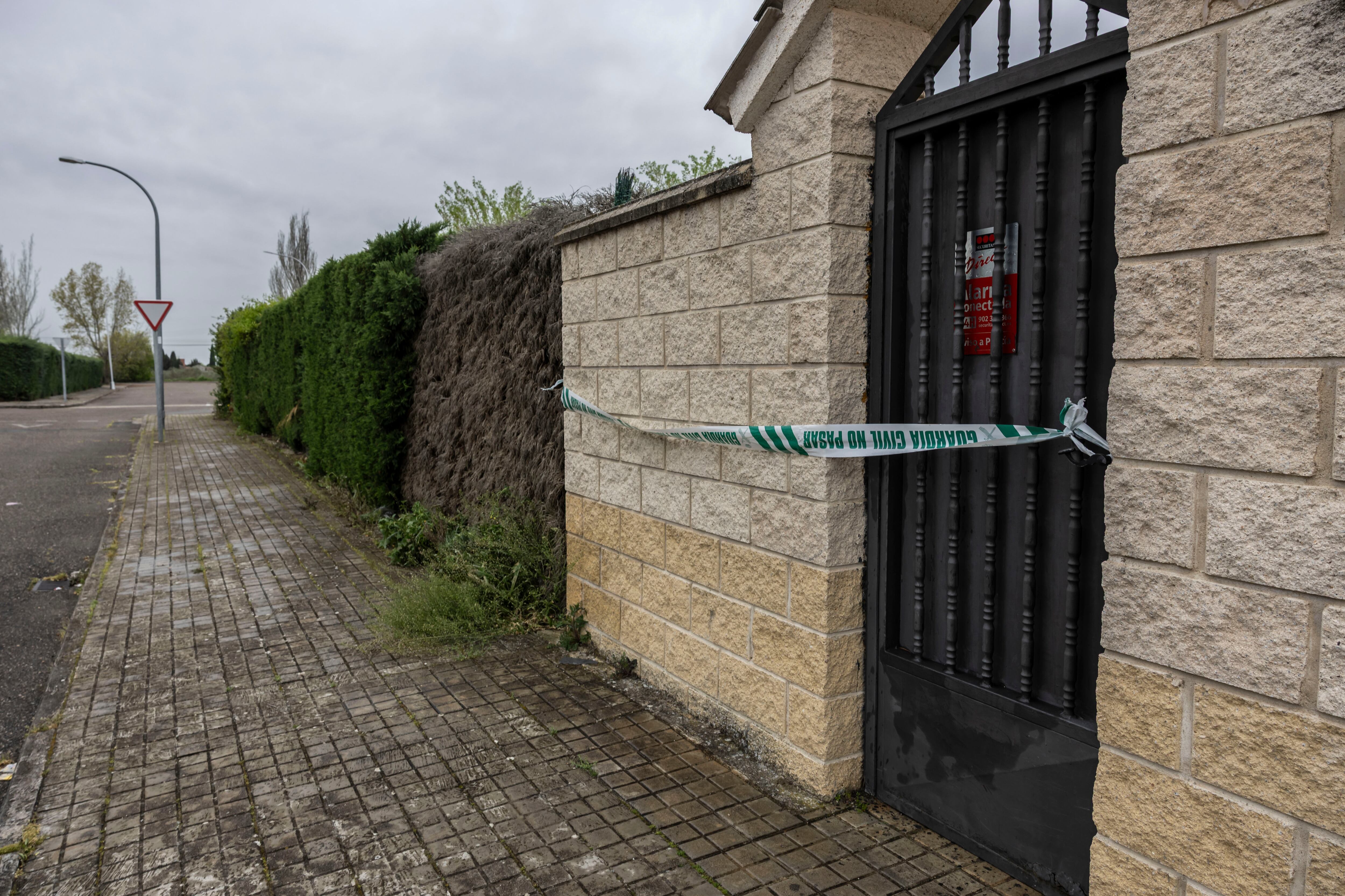 ESCALONA (TOLEDO), 11/04/2025.-Vista de la vivienda donde un hombre de 65 años ha sido detenido tras disparar a su hijo de 37 años con una escopeta, provocándole la muerte, en la localidad toledana de Escalona. El servicio de emergencias 112 de Castilla-La Mancha ha informado a EFE de que el filicidio ocurrió sobre las 23:25 horas de este jueves en un chalé de la calle Margarita, cuando el padre disparó a su hijo a la altura del abdomen, lo que le causó la muerte prácticamente en el acto, de forma que al llegar los servicios médicos solo pudieron confirmar el fallecimiento.EFE/Ángeles Visdómine
