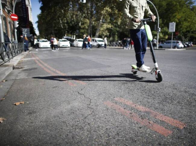 Patinete eléctrico circulando por la calzada