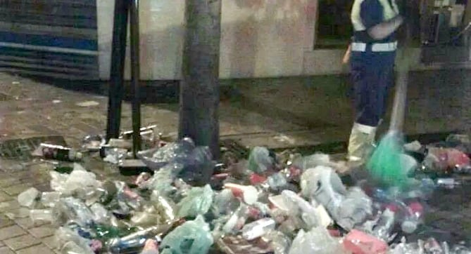 Imagen facilitada por el PSOE denunciando la suciedad en el centro por la noche