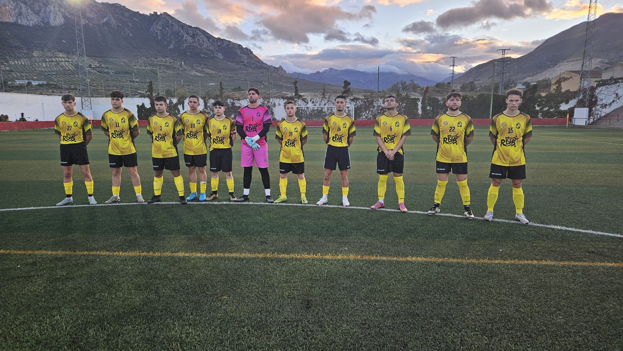 Equipo titular del C.D. Rus E.F. en Jódar, durante el minuto de silencio
