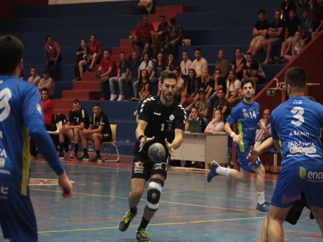 Rubén Caraballo con el balón.