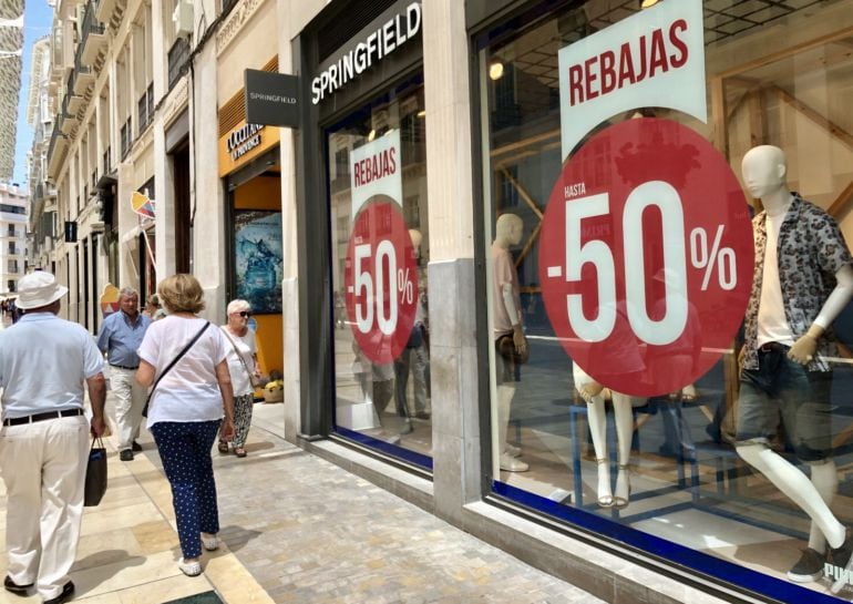 Los escaparates ya lucen las rebajas de verano en el centro de Málaga