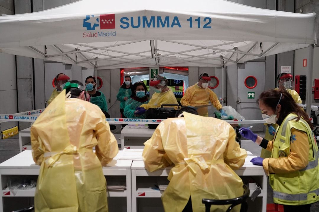 Atención a pacientes en el hospital del recinto ferial de Madrid. 