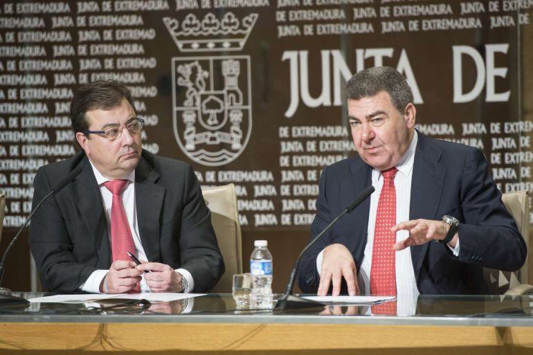 Fernández Vara y Bertomeu tras la firma del contrato para la publicidad y comercialización de los valores turísticos de Extremadura