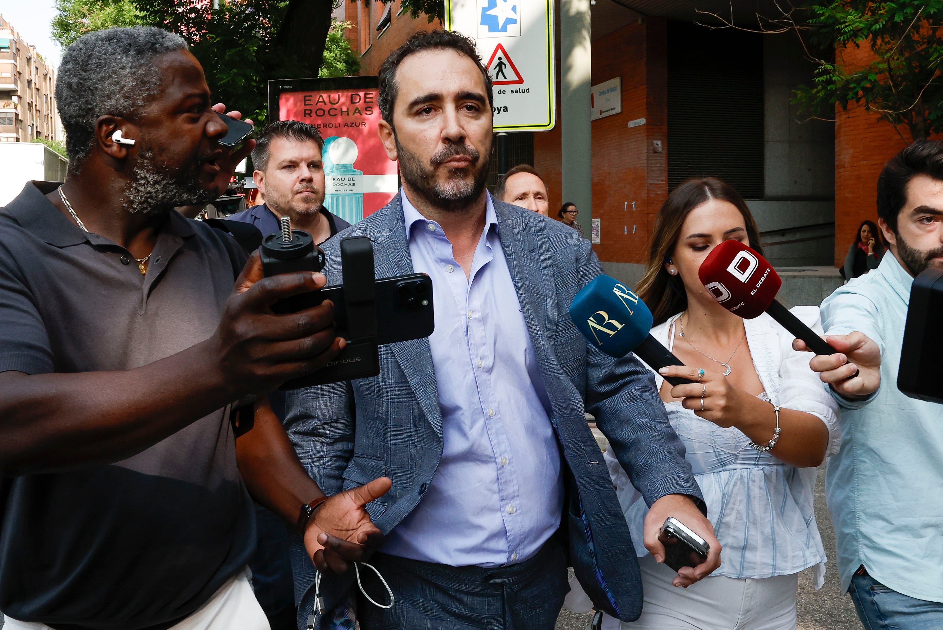 El empresario Víctor de Aldama , investigado en el caso Koldo, llegando a la sede del PSOE en Ferraz.