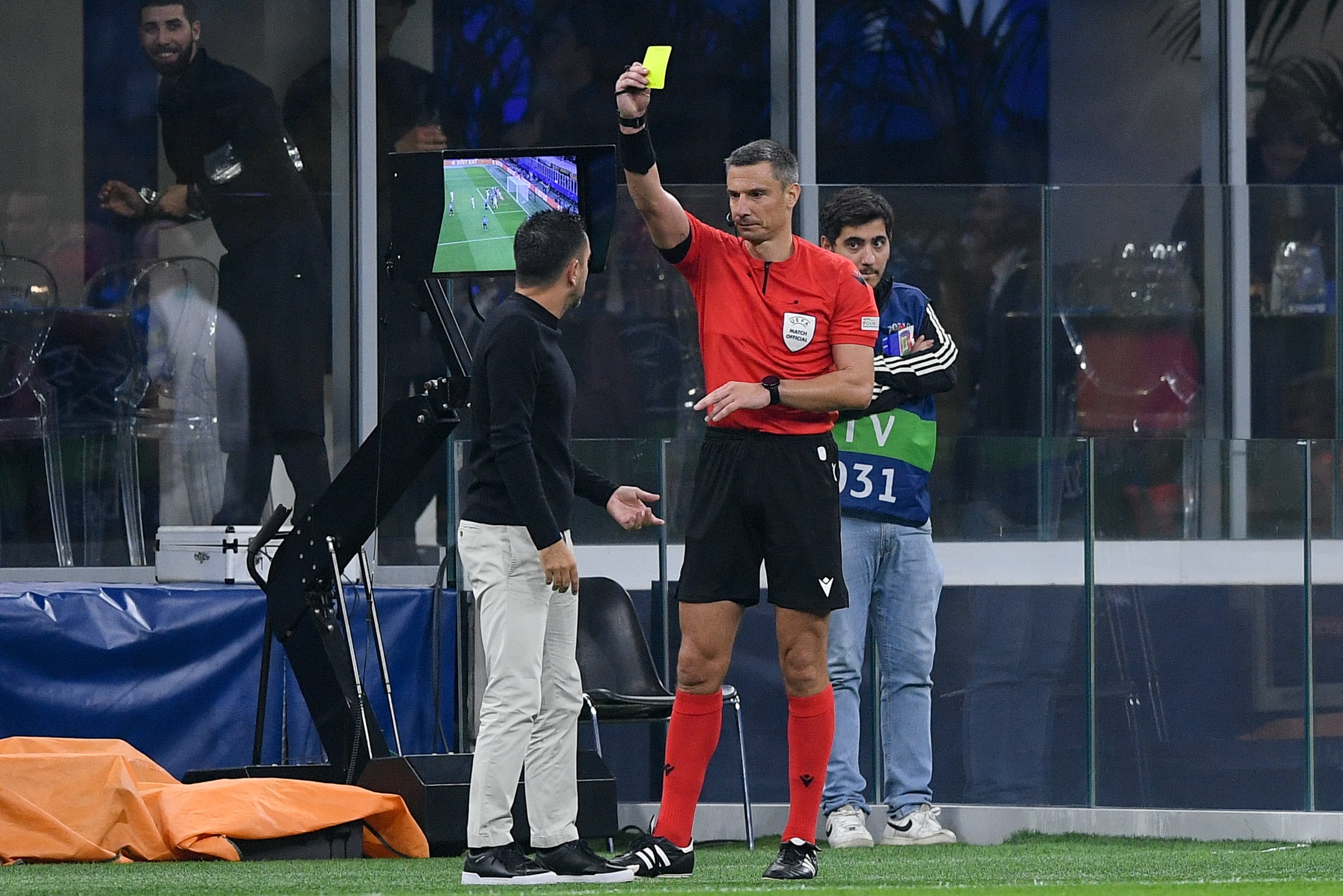 Slavko Vincic amonesta a Xavi Hernández durante el partido de Champions ante el Inter