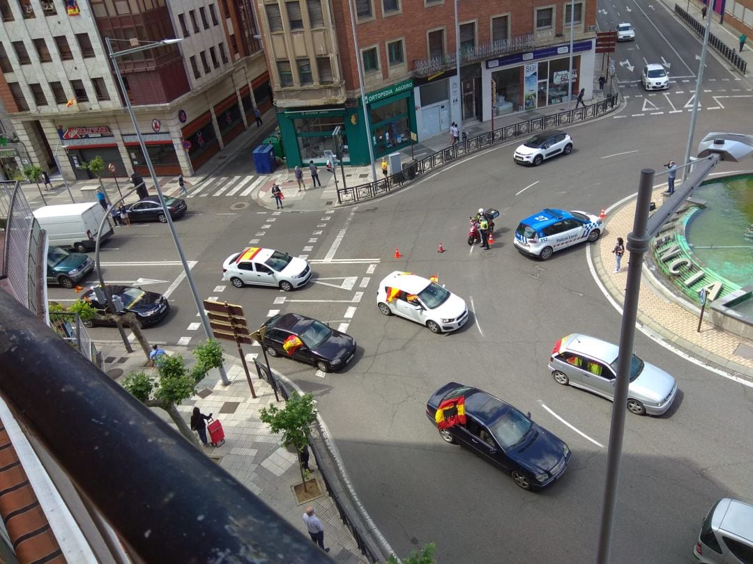 Algunos de los vehículos a su llegada a la Plaza de España de Palencia