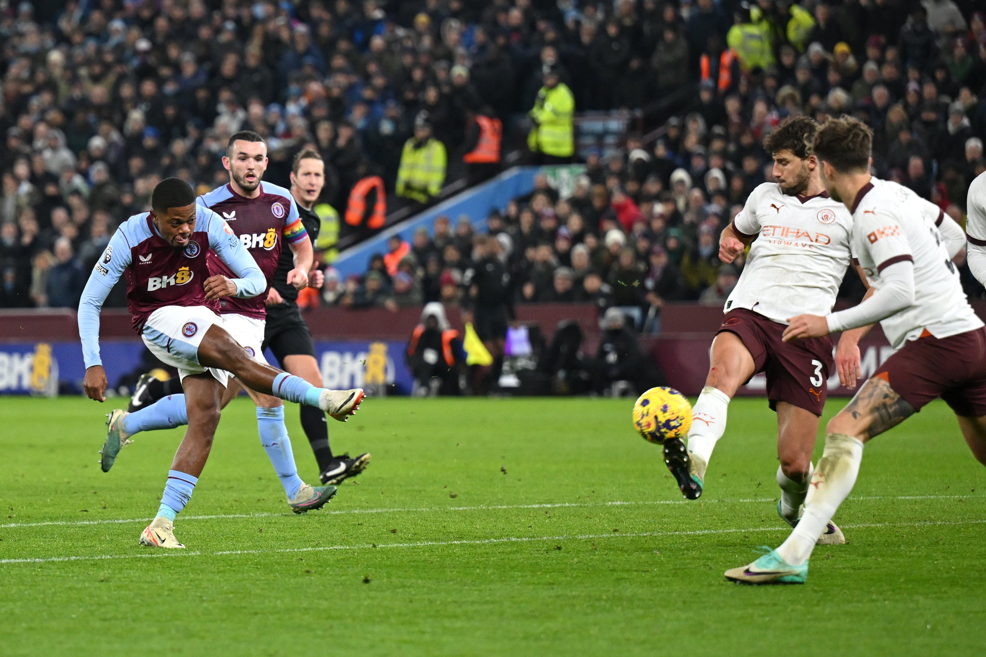 Leon Bailey, del Aston Villa, marca un gol contra el Manchester City