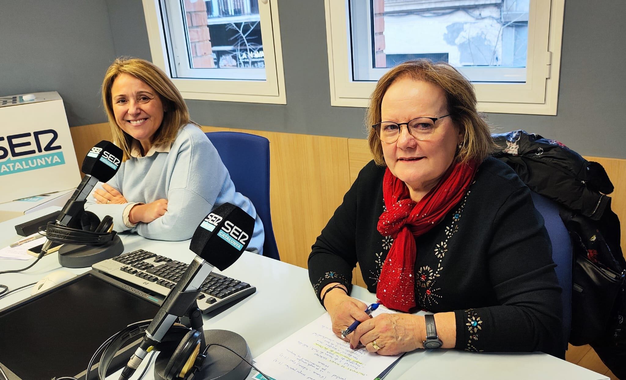 A l'esquerra, Rosa Pujol, alcaldessa d'Aitona i al seu costat Rosa Buira, alcaldessa de Bell·lloc d'Urgell, durant l'entrevista a Ràdio Lleida.