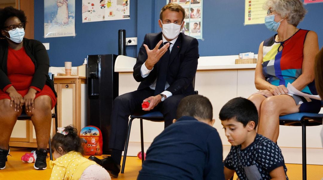 El presidente francés, Emmanuel Macron, visita un Centro de Protección de Menores y Madres.
