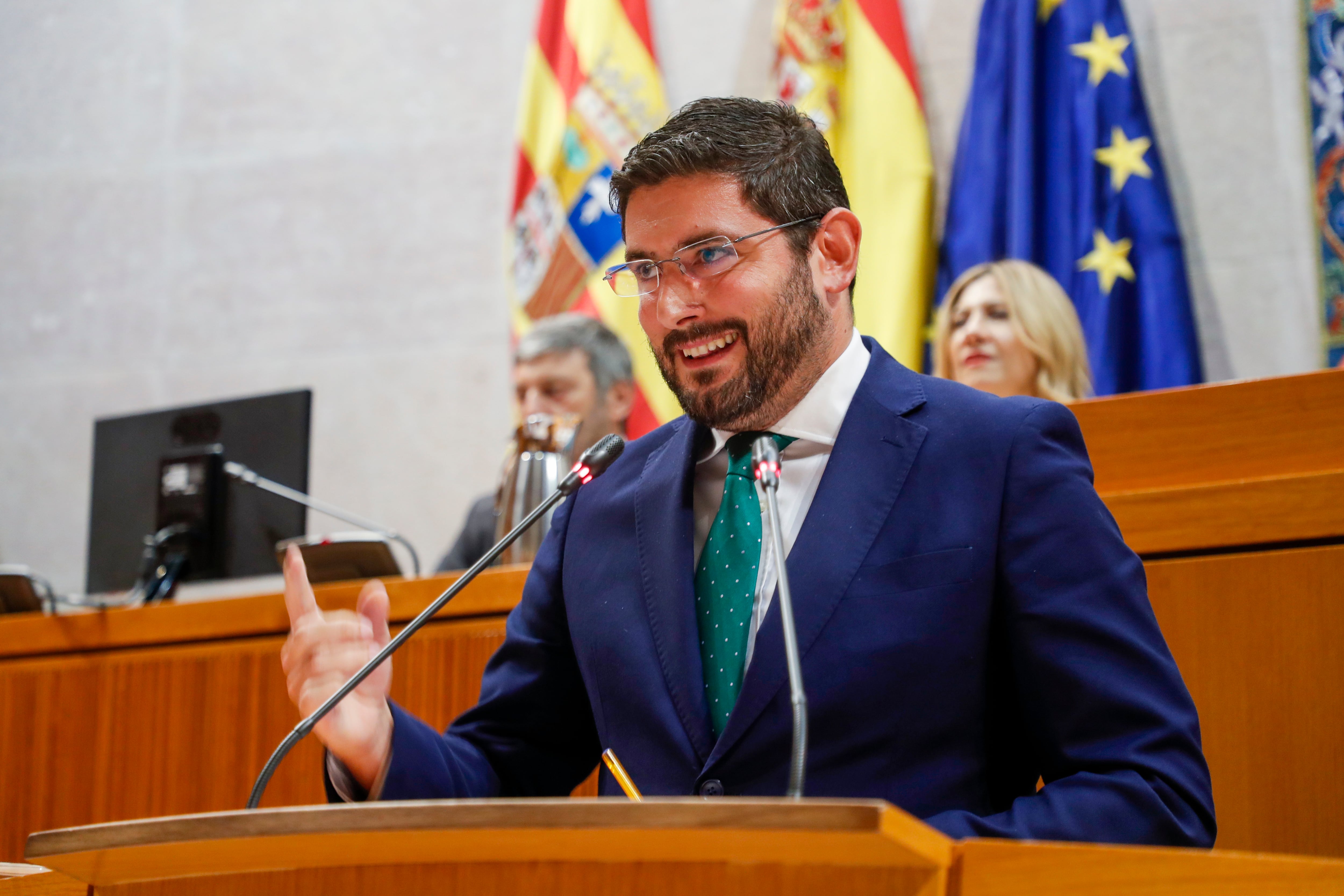 ZARAGOZA, 10/08/2023.- El portavoz de Vox Alejandro Nolasco interviene durante la segunda jornada de debate y votación del popular Jorge Azcón como nuevo presidente de Aragón, este jueves, en Zaragoza. EFE/ Javier Belver
