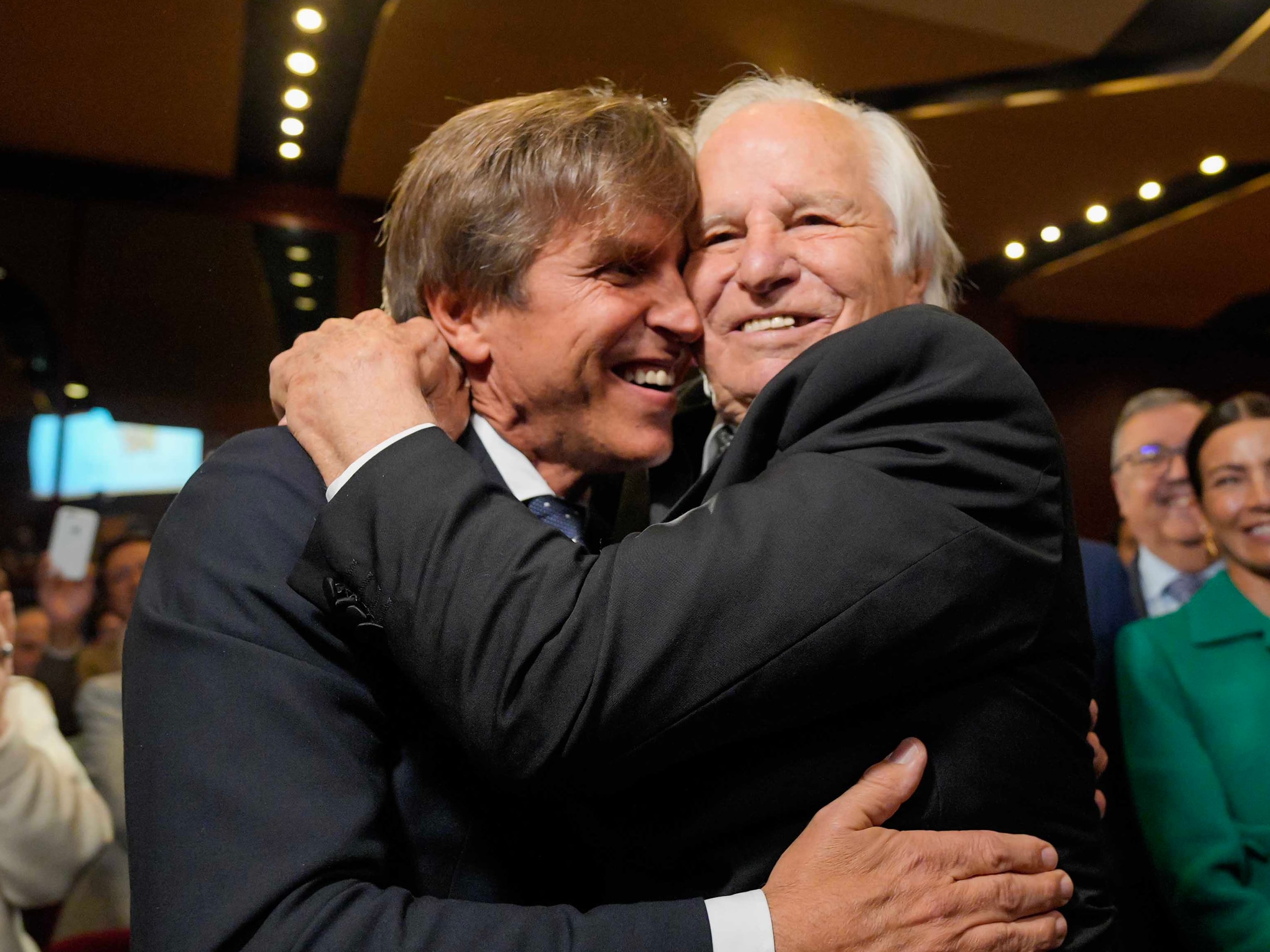 El diestro Manuel Benítez 'El Cordobés', junto a su hijo, el torero Manuel Díaz 'El Cordobés', durante el acto conmemorativo por el vigésimo aniversario de su proclamación como Califa del Toreo, este martes en el Rectorado de la Universidad de Córdoba.