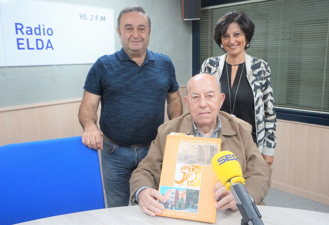 Mnauel Guerrero y Chimo Ruiz, ex porfesores del IES La Melva, junto a la actual directora, Mª Ángeles Serrano, en Radio Elda
