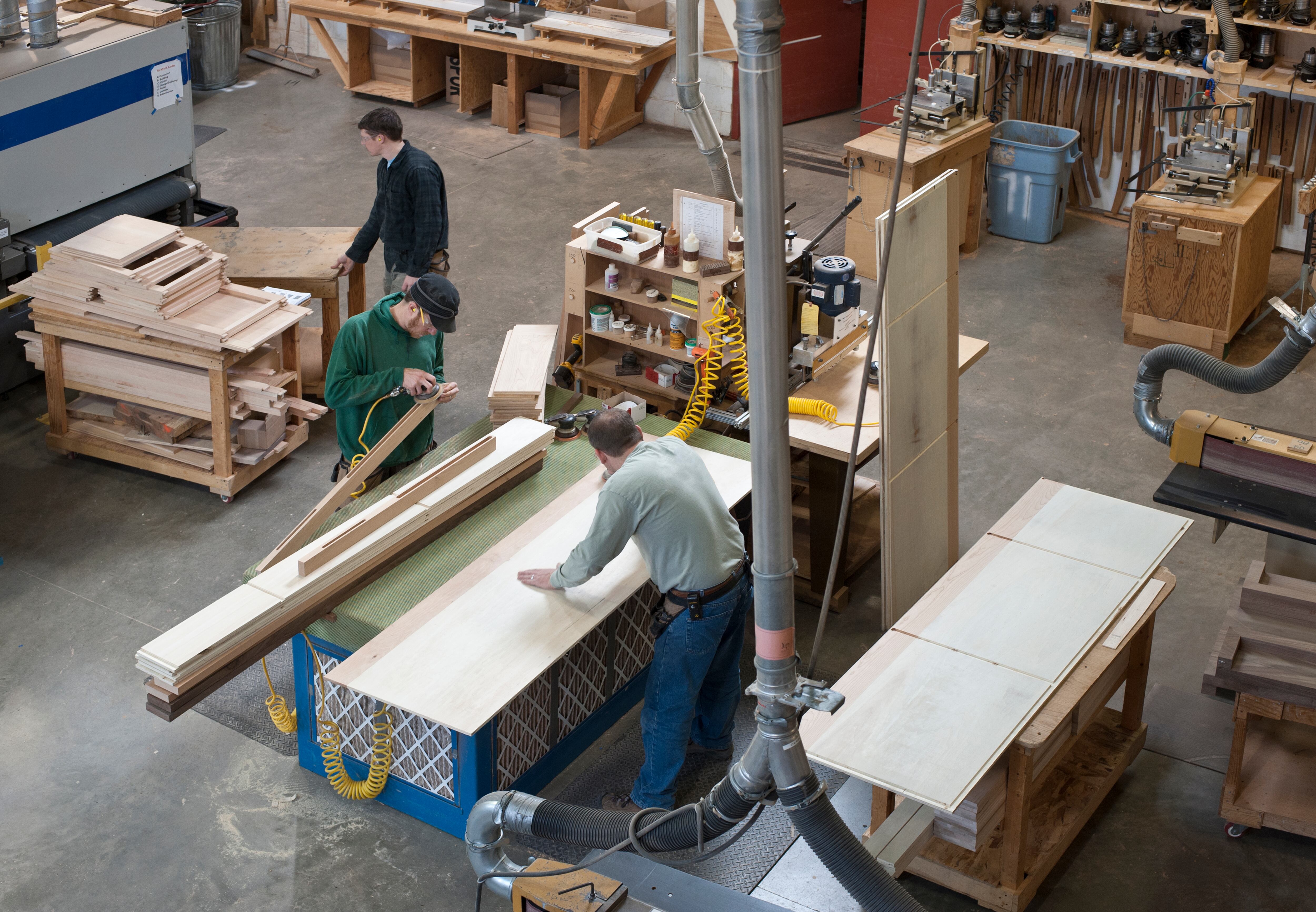 Carpinteros trabajando en una fábrica.