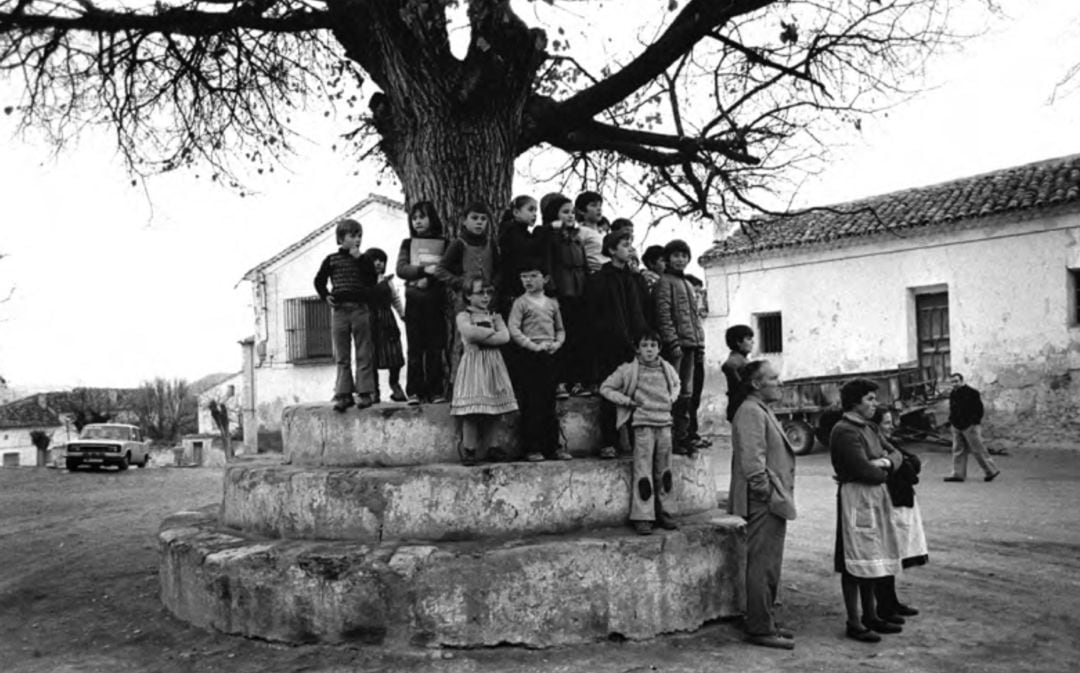 Niños en la plaza Mayor de Albalate de las Nogueras (Cuenca) en 1981.