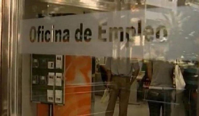 Usuarios en una Oficina de Empleo