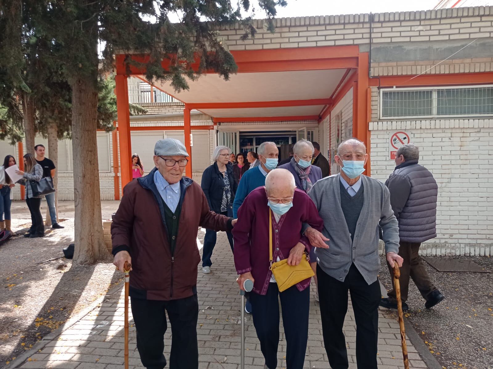 Los mayores de la residencia Domingo Sastre votan en el colegio público San José, en Lorca