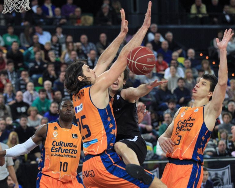 GRA100. BILBAO, 11/01/2015.- El jugador del Valencia Kresimir Loncar (2ºi) intenta frenar la entrada a canasta del jugador del Bilbao Basket, Raúl López (2ºd), en el partido de liga Endesa correspondiente a la jornada 16º, disputado en el Bilbao Arena. EFE/Luis Tejido