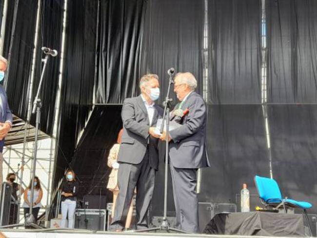 Alfonso Sánchez, actual Secretario General del Consejo Regulador Ribera del Duero, entrega el premio Herencia Ribera a Javier Villagra, quien fue el primero en tener dicho cargo