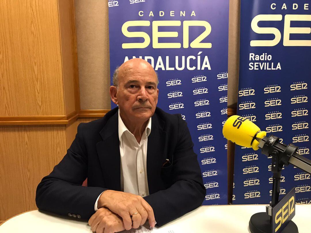 Julio Cuesta, ante el micrófono del programa Hoy por Hoy Sevilla