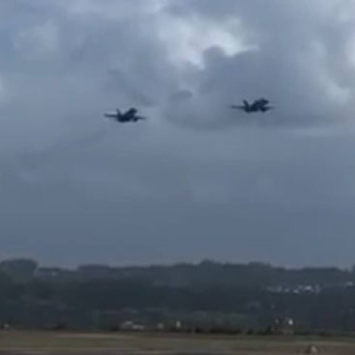 Dos cazas vuelan a baja velocidad sobre Alvedro