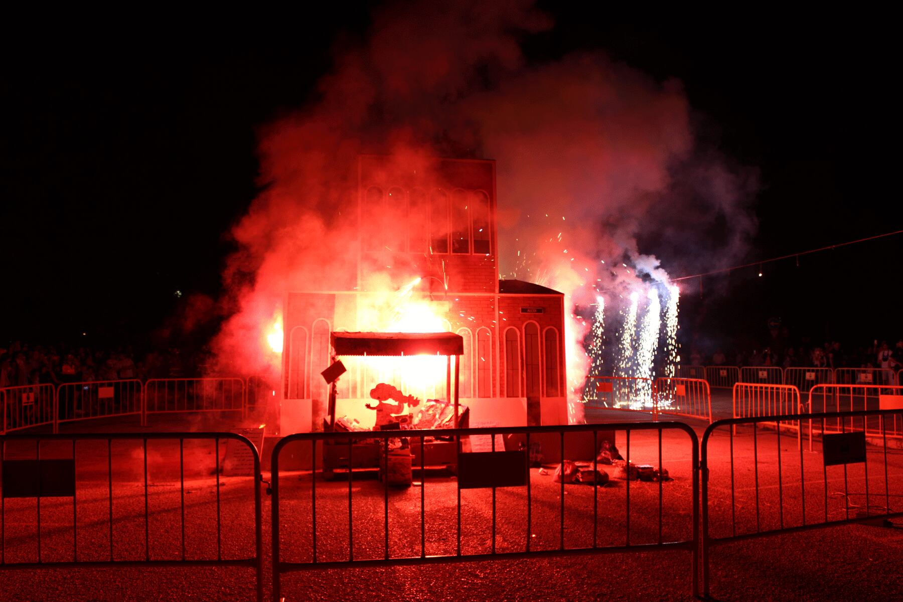 Primeros instantes de la 'Cremà' de la Foguera desde una pequeña traca previa
