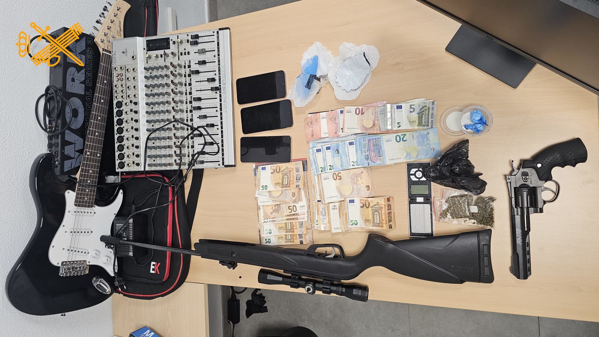 Imagen cedida por la Guardia Civil de los objetos intervenidos, entre los que se encuentran un revólver y diferentes substancias estupefacientes.