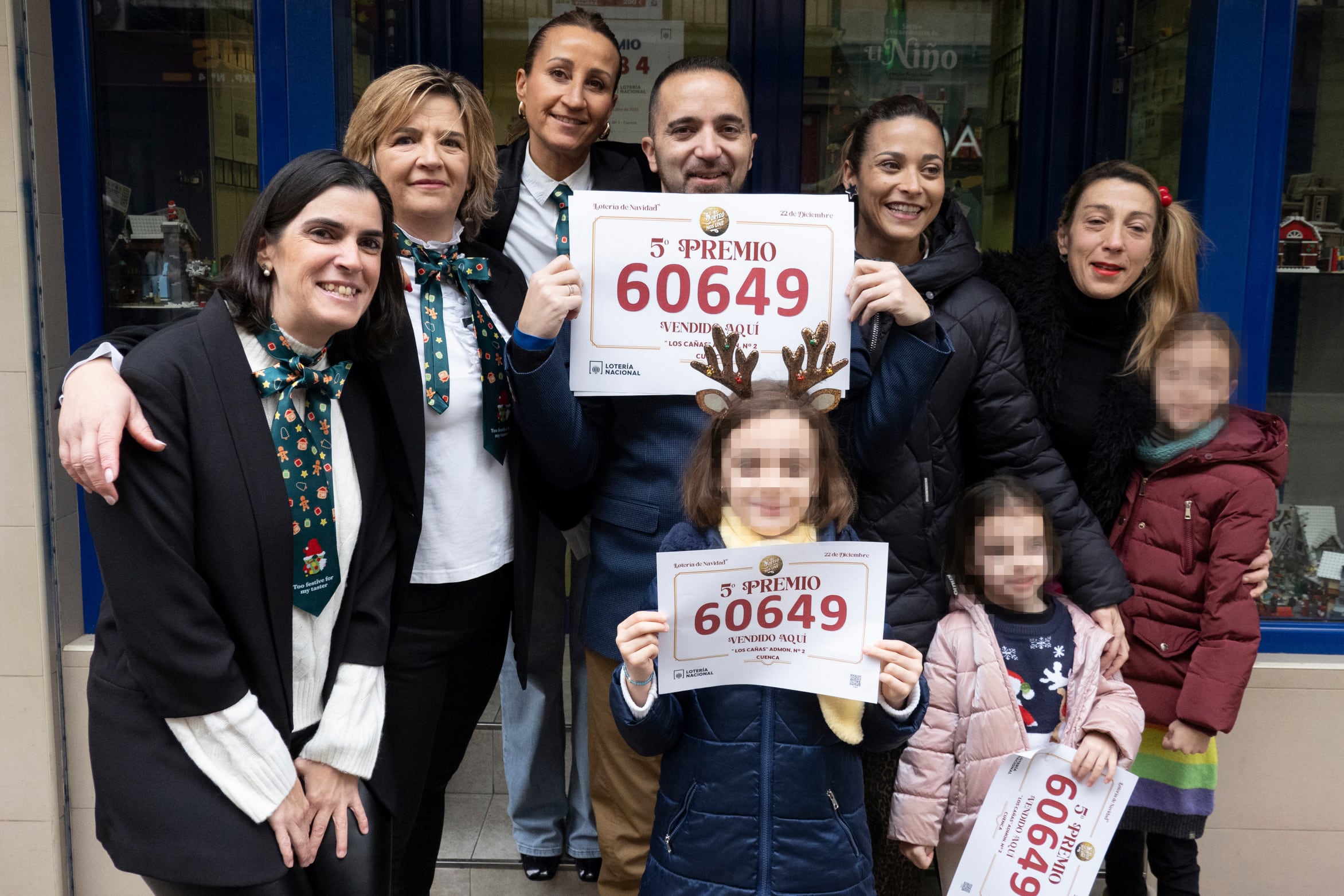 CUENCA, 22/12/2025. - Varias personas celebran a las puertas de una administración de lotería de Cuenca este lunes tras ser agraciado el 60.649, uno de los quintos premios del Sorteo Extraordinario de Navidad. EFE/ Álvaro Del Olmo