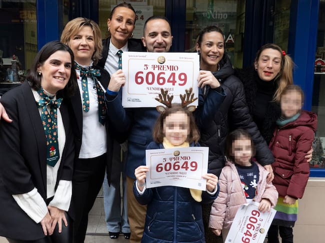CUENCA, 22/12/2025. - Varias personas celebran a las puertas de una administración de lotería de Cuenca este lunes tras ser agraciado el 60.649, uno de los quintos premios del Sorteo Extraordinario de Navidad. EFE/ Álvaro Del Olmo